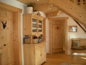 Kuchyň nebo kuchyňský kout v ubytování Ferienwohnung Chalet Edelweiss Montafon