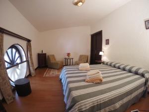 - une chambre avec un lit et 2 serviettes dans l'établissement Villa Isabella, à Zambrone