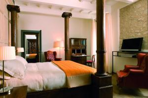 A bed or beds in a room at Relais & Chateaux Palazzo Seneca