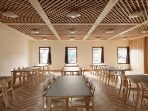 Un restaurante o sitio para comer en Jugendherberge Trin