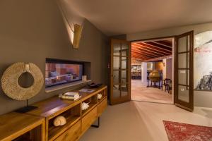 TV a/nebo společenská místnost v ubytování NINON Dubrovnik - Adults Only