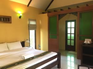 a bedroom with a large bed and a window at Baan Thai House in Phra Nakhon Si Ayutthaya