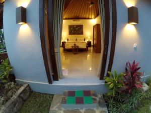 Een zitgedeelte bij Amaya Cottage Ubud by SHM