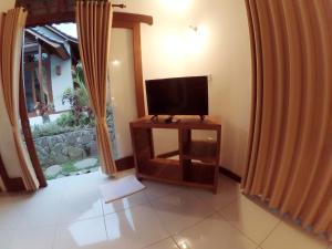Een TV en/of entertainmentcenter bij Amaya Cottage Ubud by SHM
