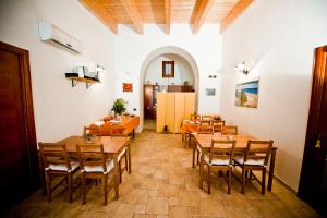 Masseria La Gravina tesisinde bir restoran veya yemek mekanı