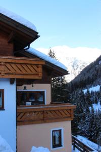 einen Balkon eines Hauses mit einem schneebedeckten Berg in der Unterkunft Josef Pixner in Sölden