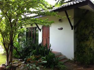 a small white house with a red door at Baan Thai House in Phra Nakhon Si Ayutthaya