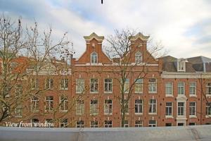 アムステルダムにある2 bedroom loft near Rijksmuseumの赤レンガ造りの大きな建物