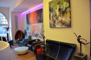 a waiting room with chairs and a painting on the wall at Arthotel Munich in Munich