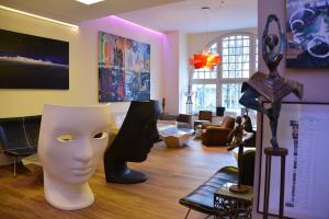a living room filled with furniture and a room withumedumedumedumedumedumed at Arthotel Munich in Munich