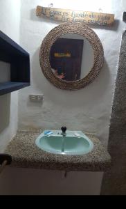 ein Bad mit einem Waschbecken und einem Spiegel in der Unterkunft Las Cabañas de la Iguana in Ayampe