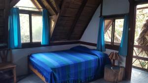 Tempat tidur dalam kamar di Las Cabañas de la Iguana