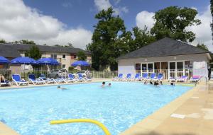 - un groupe de personnes se baignant dans une piscine dans l'établissement Résidence Odalys Le Hameau du Lac, à Rignac