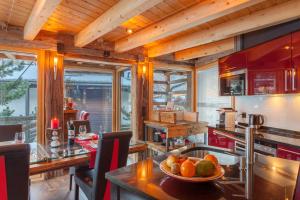 una cocina con una mesa con un bol de fruta. en Chalet Schwalbennest, en Zermatt