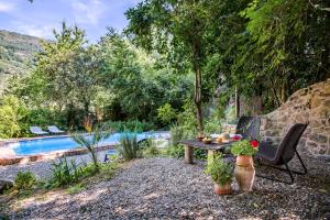 Bazén v ubytovaní Casa Rural la Casa del Bosque alebo v jeho blízkosti