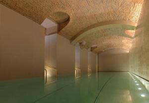 um corredor de um edifício com um tecto de tijolos em Four Seasons Hotel Milano em Milão