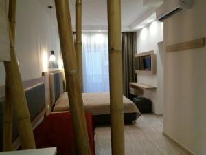 Rhodian Rose Hotel emeletes ágyai egy szobában