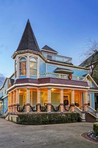 休斯顿Sara's Inn on the Boulevard的一座带有大型塔楼的大型蓝色房子