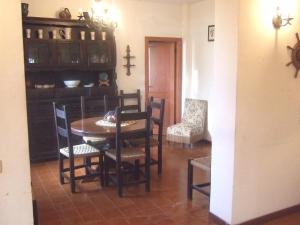 una sala da pranzo con tavolo e sedie di Villa Serro a Villafranca Tirrena
