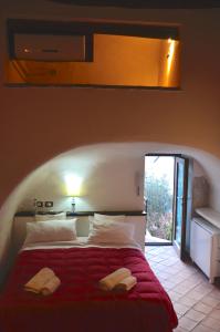 una camera da letto con un letto e due asciugamani di Guest House Spinuzza a Cefalù