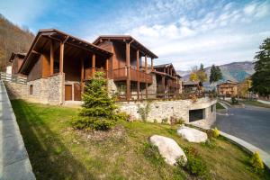 ein Haus an der Seite eines Berges in der Unterkunft Borgo Fantino - Residenze e Alloggi Vacanza in Limone Piemonte