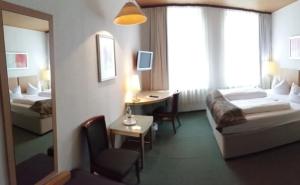 Postel nebo postele na pokoji v ubytování Hotel Goldener Anker