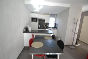 Appartement St Malo Rotheneufにあるキッチンまたは簡易キッチン