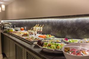 un buffet composé de nombreux plats dans l'établissement Villa Bravo & SPA, à Międzyzdroje