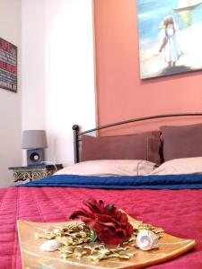 een dienblad met bloemen op een bed bij Beautiful apartments in Kavala in Kavala