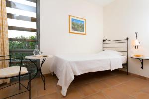 - une chambre avec un lit et une fenêtre dans l'établissement Madame Vacances Domaine du Provence Country Club Service Premium, à Saumane-de-Vaucluse
