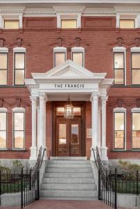 波特蘭的住宿－The Francis Hotel，一座红砖建筑,前门进入法兰西斯堪斯加