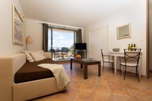 - un salon avec un canapé et une table dans l'établissement Madame Vacances Domaine du Provence Country Club Service Premium, à Saumane-de-Vaucluse