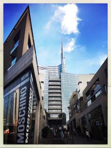 ミラノにある108 eclectic loft near corso Como milanの高層ビルのある街並み