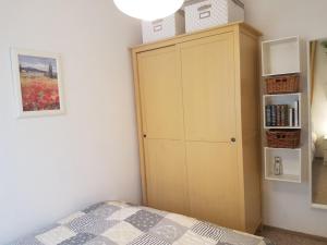 ein Schlafzimmer mit einem gelben Schrank und einem Bett in der Unterkunft Weitblick in Sankt Andreasberg