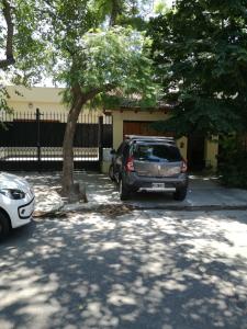 un coche aparcado en un estacionamiento junto a un árbol en MA457 en Mendoza