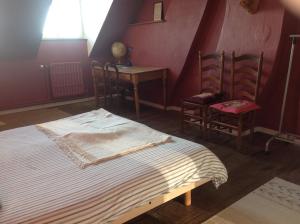 a bedroom with a bed and a table and chairs at Gery Art Gallery in Namur