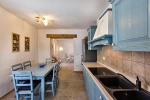 Albergo Diffuso Sutrio Zoncolan的厨房或小厨房