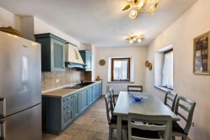 Albergo Diffuso Sutrio Zoncolan的厨房或小厨房