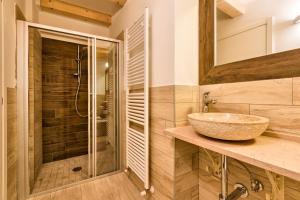 Albergo Diffuso Sutrio Zoncolan的一间浴室