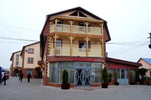 a building with a balcony on top of it at Hotel Darina in Târgu-Mureş