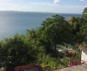 uma vista para o oceano a partir de um edifício em Casa Relaxar em Salvador