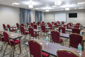Kawasan bisnes dan/atau bilik persidangan di Comfort Inn & Suites Columbus North