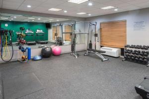 einen Fitnessraum mit einem Fitnessraum mit Gewichten und Trainingsgeräten in der Unterkunft Comfort Inn & Suites Columbus North in Columbus
