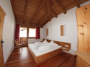 Un pat sau paturi într-o cameră la Bauernhof Leneler