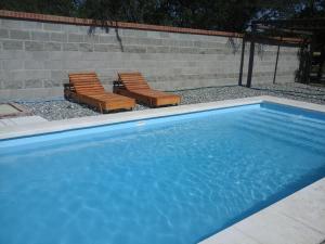בריכת השחייה שנמצאת ב-El Viejo Vagon או באזור