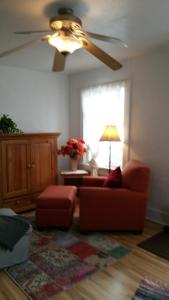sala de estar con sofá y ventilador de techo en Super Cute Smarthouse Near Lake, OIT,Hospital Wifi en Klamath Falls