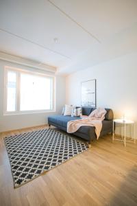 um quarto com uma cama e um tapete em Aurora City Center Suite em Rovaniemi