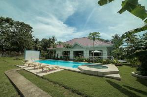 Swimming pool sa o malapit sa Bohol White House Bed & Breakfast