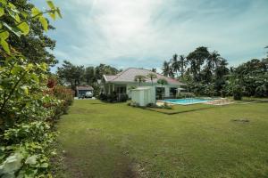 Сад в Bohol White House Bed & Breakfast