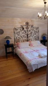 Un dormitorio con una cama y dos mesas y una lámpara de araña. en Casa Zara, en Bran